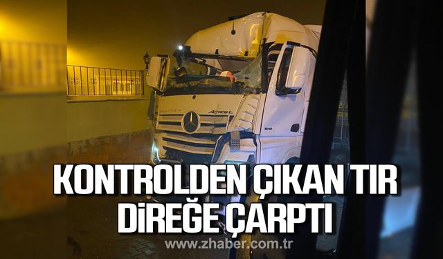 Tır elektrik direğine çarptı