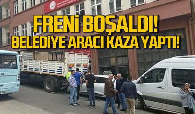 Freni boşaldı! Belediye aracı kaza yaptı!