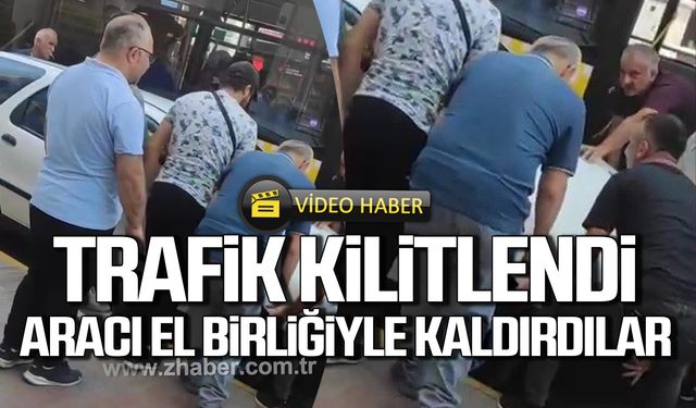 Karabük'te hatalı parktan trafik kilitlendi! Vatandaşlar el birliğiyle aracı kaldırdı!