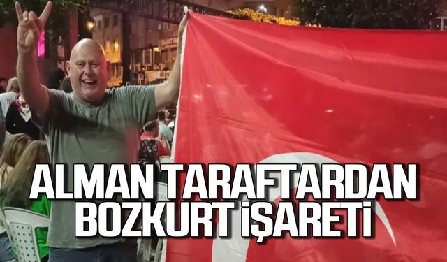 Türkiye'yi destekleyen Alman taraftardan bozkurt işareti