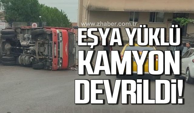 Ereğli'de eşya yüklü kamyon devrildi!