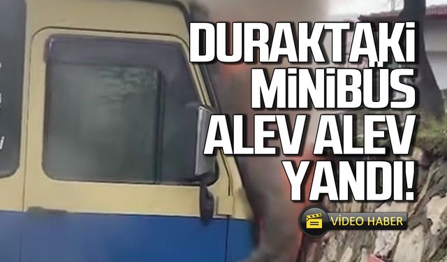 Durakta bekleyen minibüs alev alev yandı!