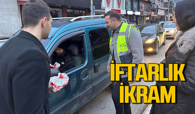 AK Parti’den trafikte kalanlara iftarlık ikram!