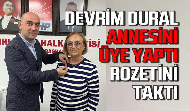 Devrim Dural annesini CHP'ye üye yaptı rozetini taktı!