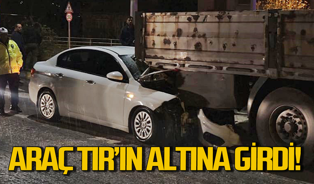 Otomobil tırın dorsesine saplandı!