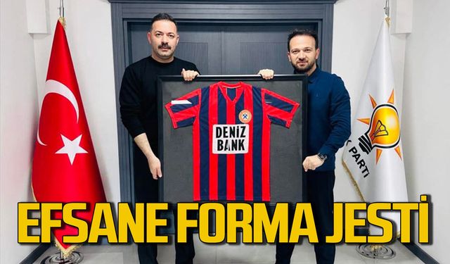 Harun Demir, Mustafa Çağlayan'a efsane çubuklu forma hediye etti