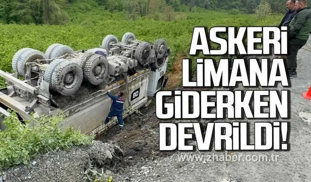 Askeri limana taş götüren kamyon devrildi, sürücü yara almadan kurtuldu