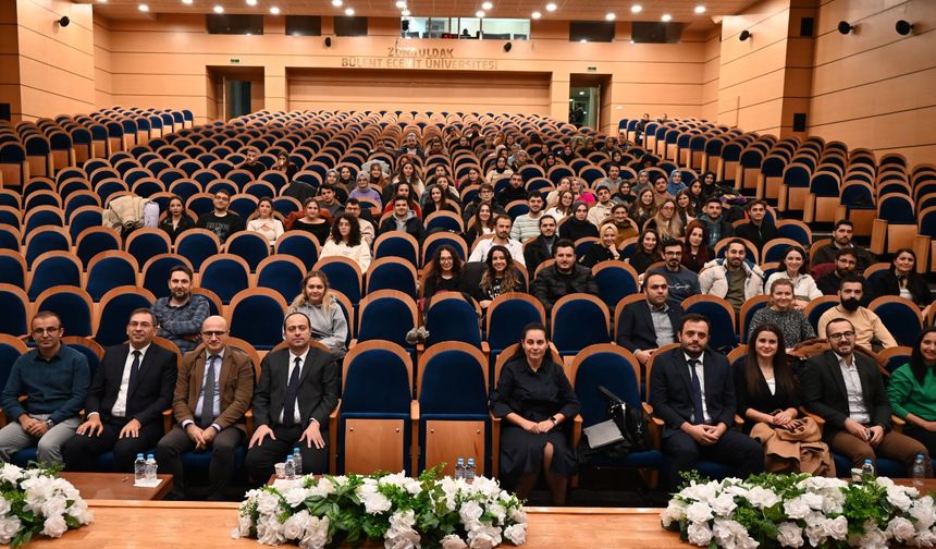 Diş Hekimliği Fakültesi ‘İmplant Uygulamalarında Merak Edilenler’ Panelini Gerçekleştirdi
