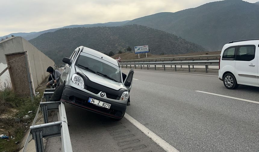 Kaza yaptı! bariyerde asılı kaldı!