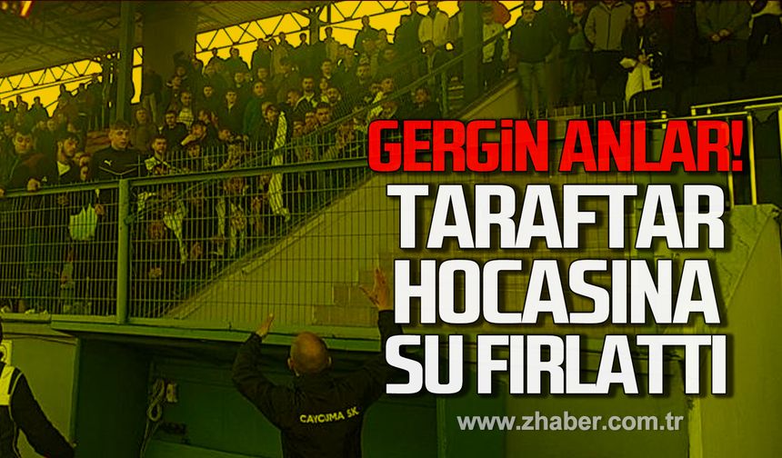 Gergin anlar! Taraftar hocasına su fırlattı!