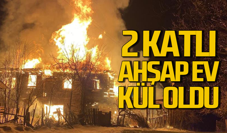Karabük'te 2 katlı ahşap ev kül oldu