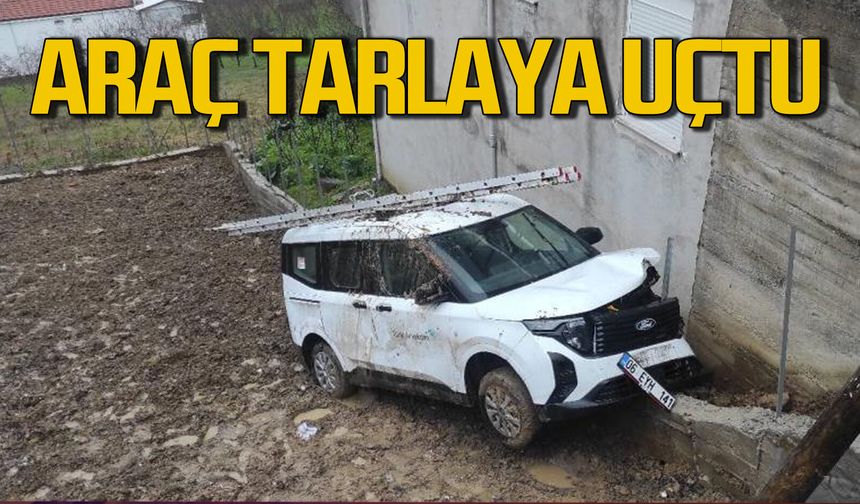 Yoldan çıkan otomobil tarlaya girdi