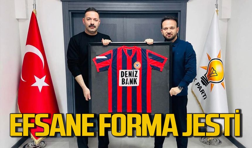 Harun Demir, Mustafa Çağlayan'a efsane çubuklu forma hediye etti