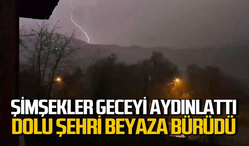 Şimşekler geceyi aydınlattı, dolu yağışı şehri beyaza bürüdü