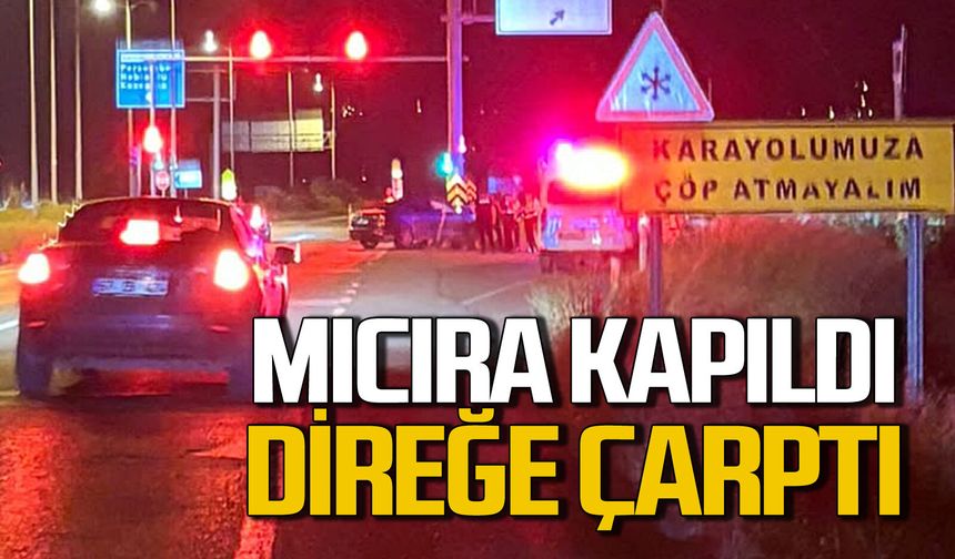 Mıcıra kapılan araç direğe çarparak durabildi: Ölümden döndüler