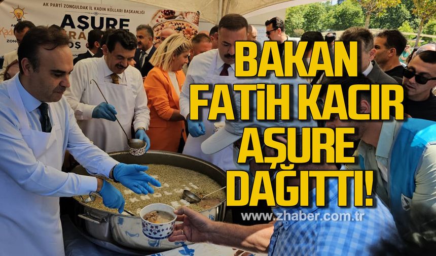 Bakan Kacır, vatandaşlara aşure ikramında bulundu
