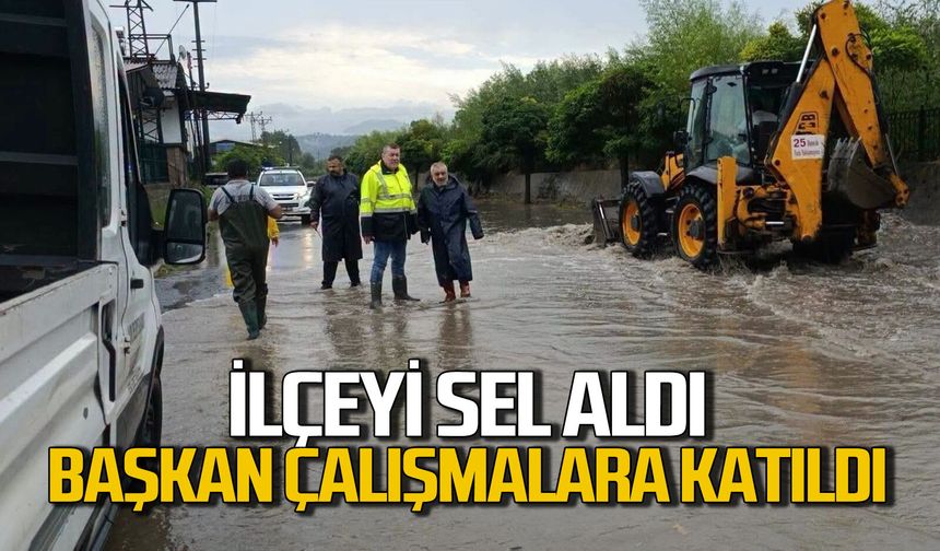 İlçeyi sel aldı: Başkan çizmeleri giydi çalışmalara katıldı