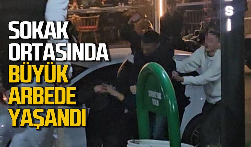 Sokak ortasında tekmeli yumruklu kavga