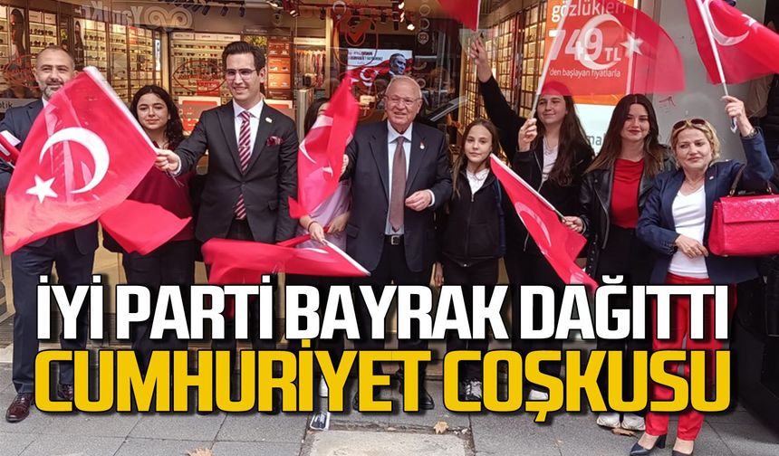İYİ Parti halka Türk Bayrağı dağıttı Cumhuriyet coşkuyla kutlandı