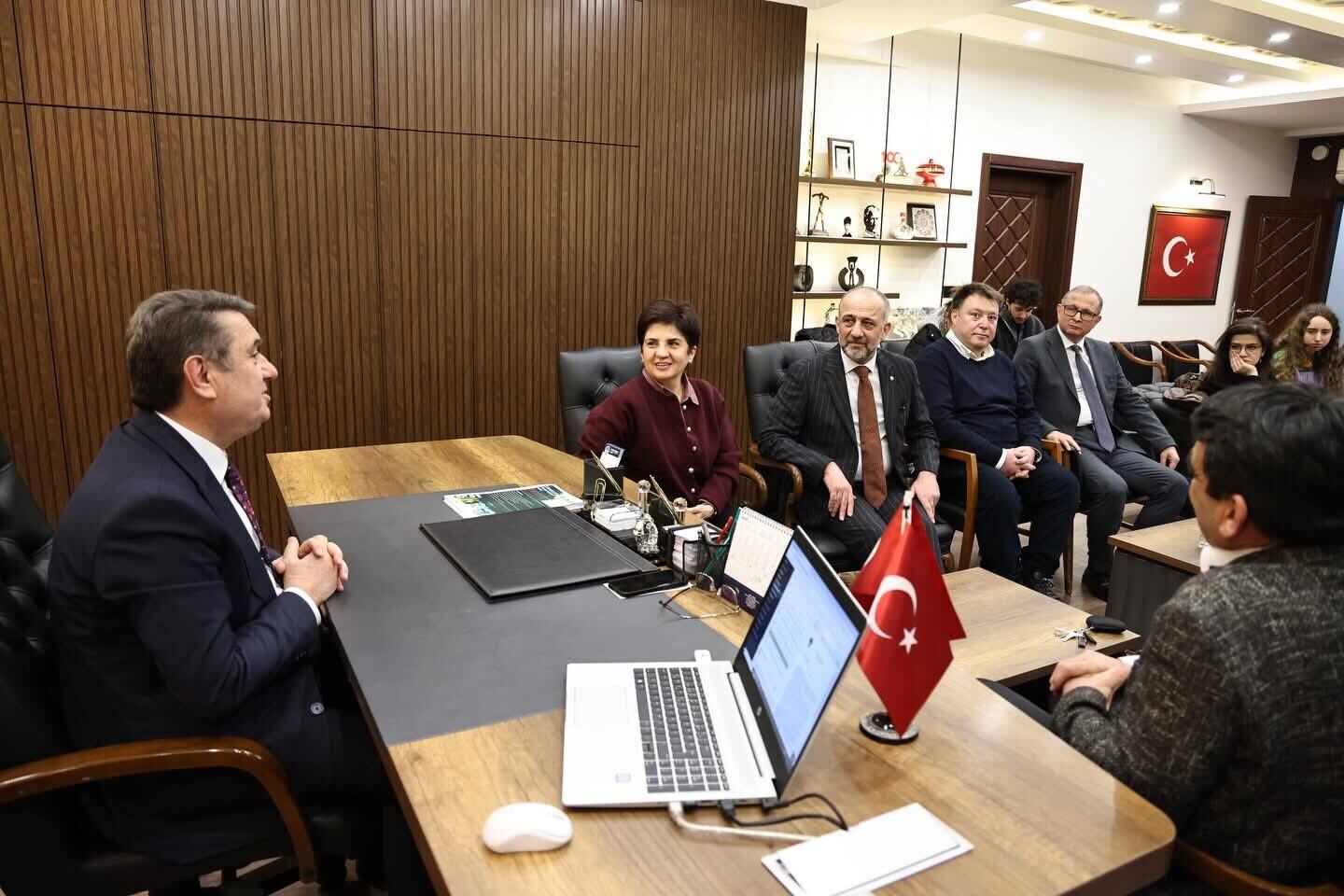 649676557 1984369248785420 3949214919993906538 N