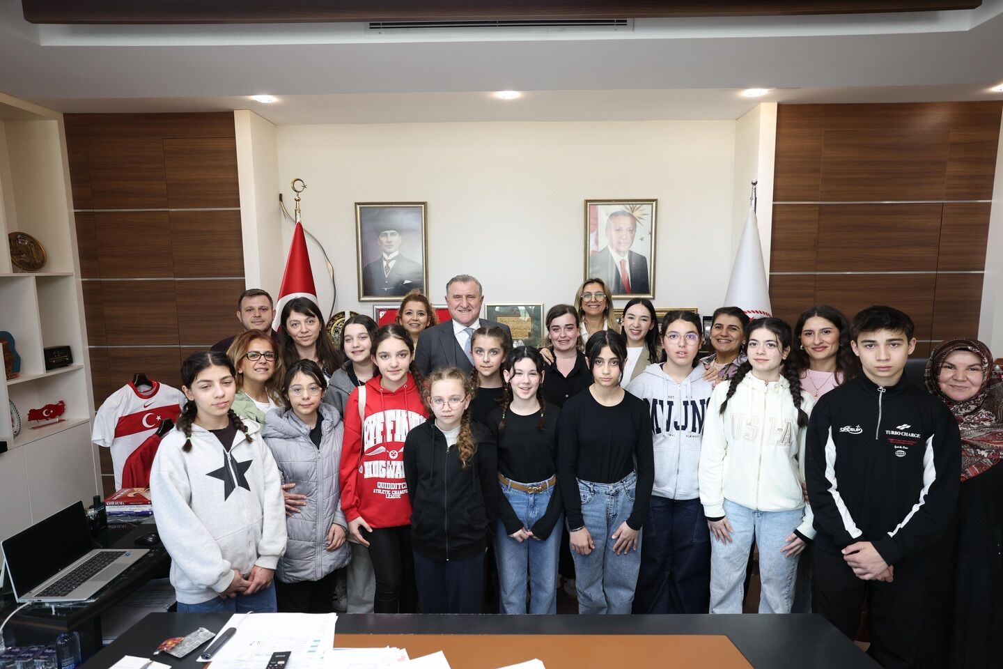 657787815 18427921129185257 6392151877348860069 N