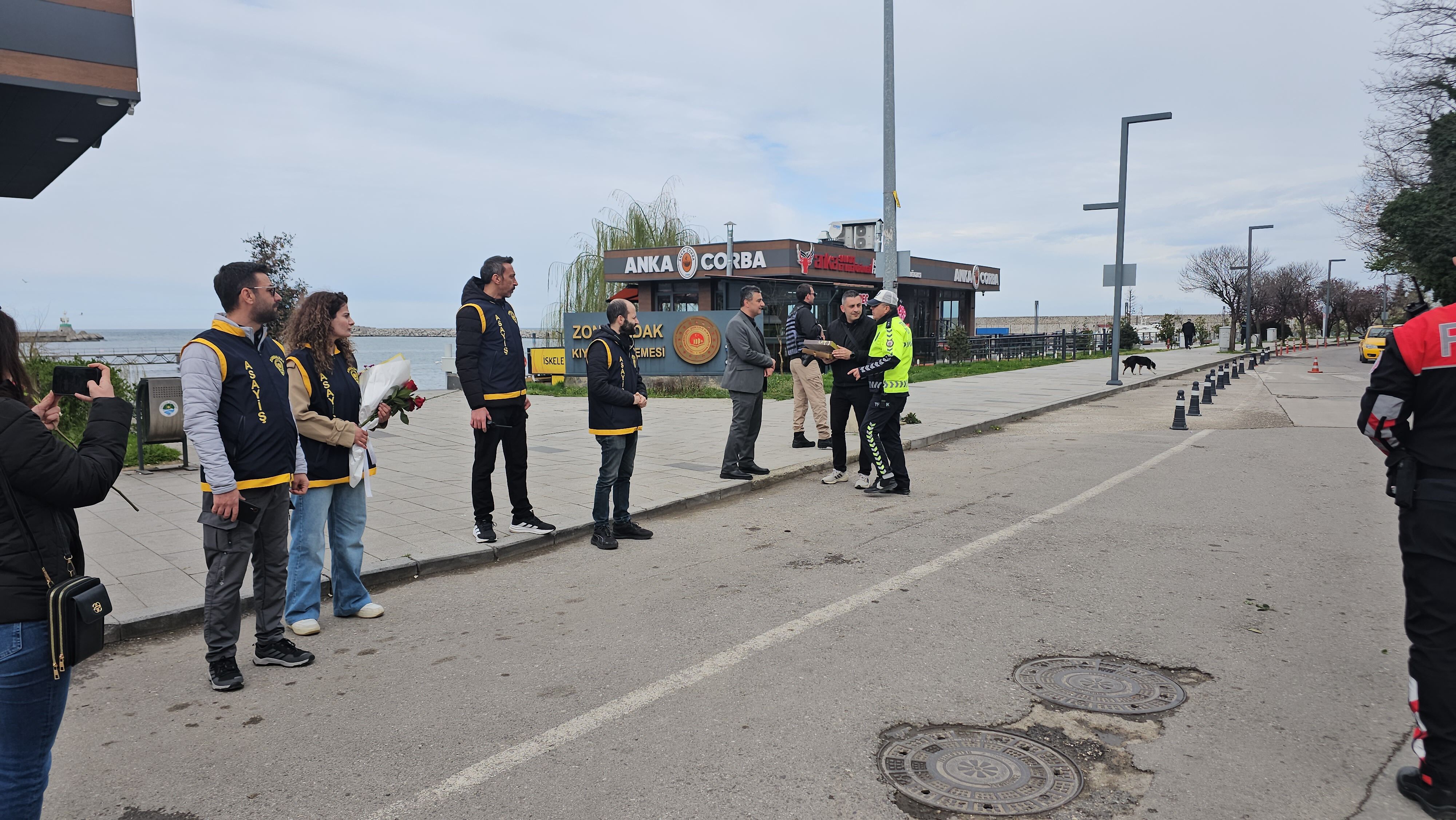 Gazetecilerden Polislere Uygulama Nokta 1252274 372631 (1)